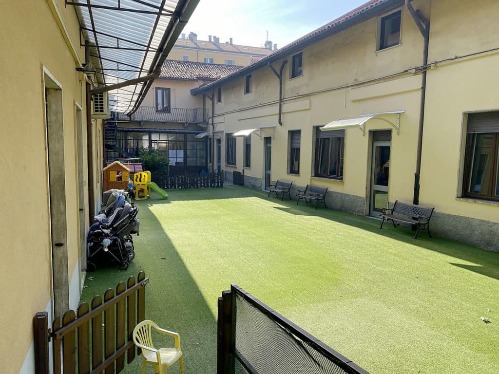 Giardino eserno della scuola dell'infanzia naviglio a Milano